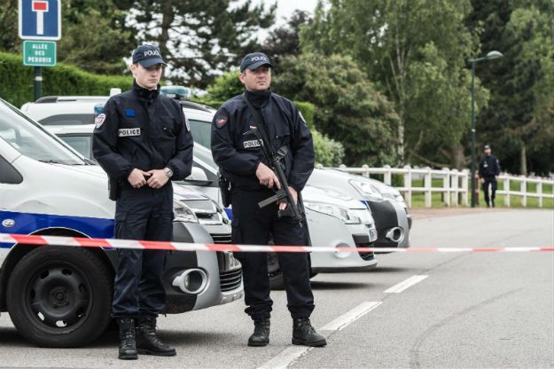 Zabił policjanta i jego żonę na oczach ich dziecka. Zatrzymano dwie osoby powiązane z zabójcą