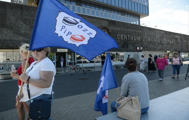 Negocjacje w Centrum Zdrowia Dziecka zostaną wznowione w poniedziałek. Pikieta przed szpitalem "Solidarni z dziećmi z CZD"