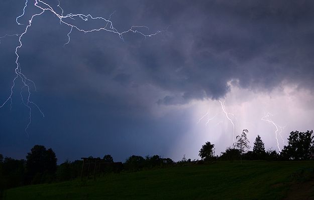 Gwałtowne burze nad Polską. Nie żyją dwie osoby, trzy są ranne. Ostrzeżenia dla 7 województw