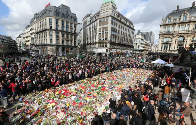 Mimo odwołania marszu tłumy zgromadziły się na starówce w Brukseli. Policja użyła armatek wodnych