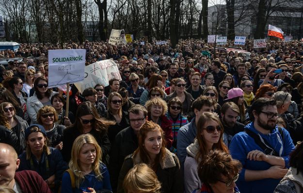 Protesty przeciwko zakazowi aborcji: posłowie chcą torturować polskie kobiety