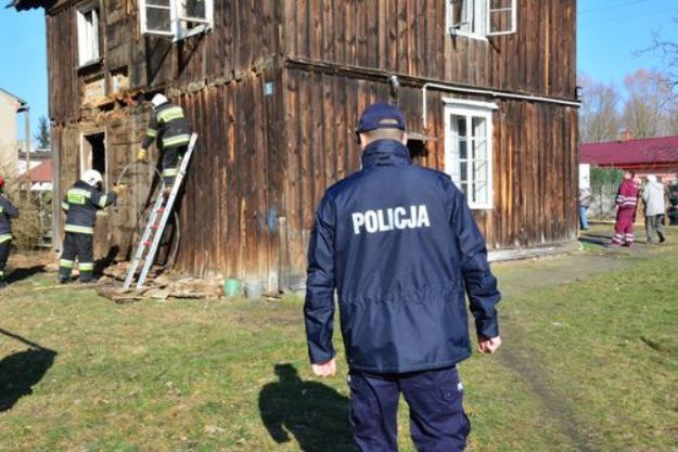 Policjanci z Konina uratowali dwie kobiety z pożaru. 65-latki spały, nie mając pojęcia, że grozi im niebezpieczeństwo