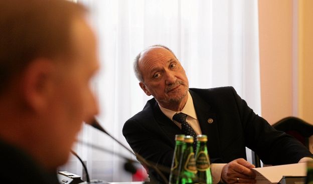 Antoni Macierewicz skomentował doniesienia o przeniesieniu szczytu NATO: Radio Erewań