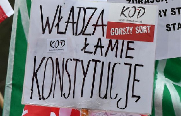 Manifestacje KOD w różnych miastach Polski. W stolicy rozwiązana po alarmie bombowym