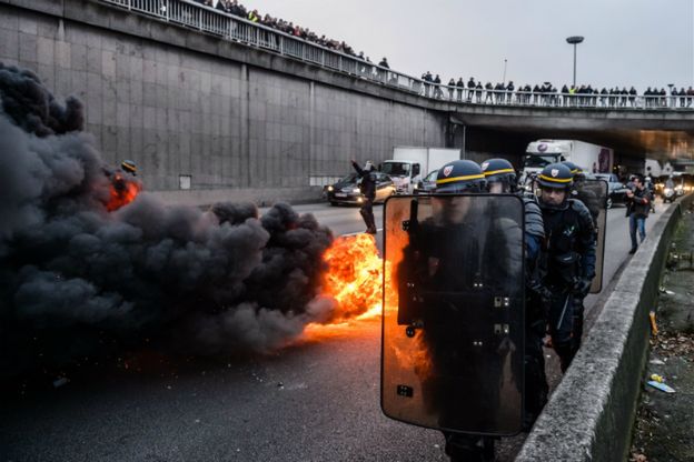 Strajki we Francji, protestują taksówkarze i pracownicy służby publicznej. W Paryżu doszło do starć z policją