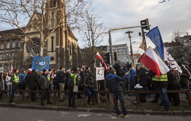 Protest przed polską ambasadą w Budapeszcie. Na asfalcie został napis: "UE - demokracja"