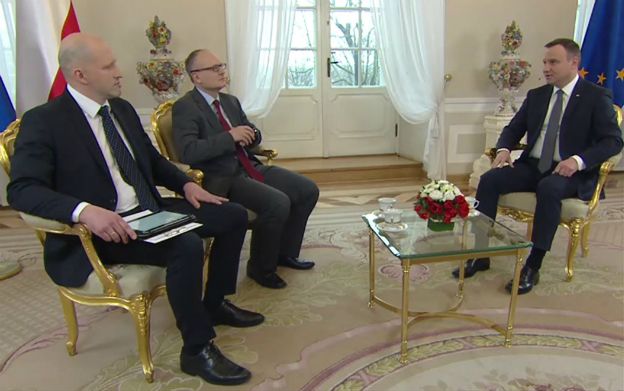 Prezydent Andrzej Duda o teczkach: trzeba postawić pytanie, czy te dokumenty nie kształtowały politycznej rzeczywistości w kraju
