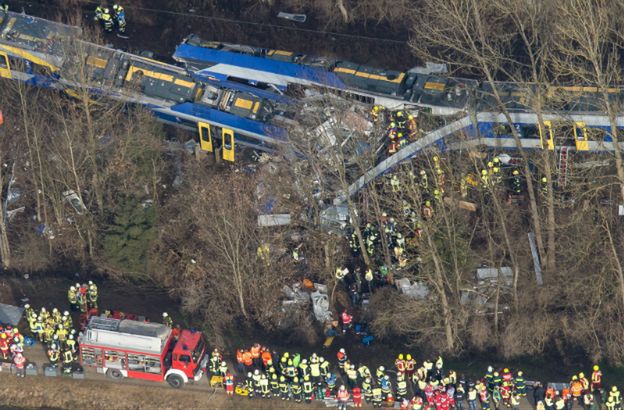 Tragiczny wypadek kolejowy w Bawarii. Zderzyły się dwa pociągi, zginęło co najmniej 9 osób