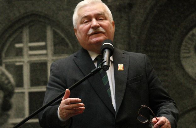 Lech Wałęsa znów pisze na mikroblogu o sprawie akt. "To co pokazuje bezczelnie IPN, nie powstało przy moim udziale"