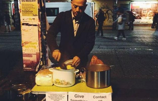 Syryjski uchodźca gotuje dla niemieckich bezdomnych