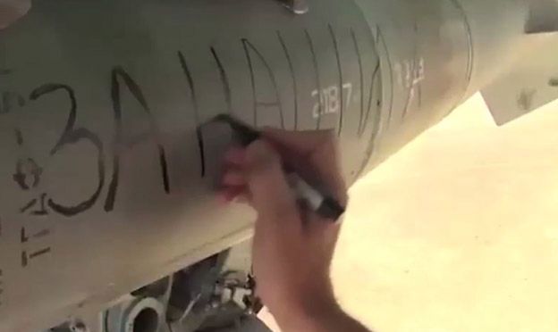 Rosyjscy żołnierze "ozdabiają" bomby zrzucane w Syrii