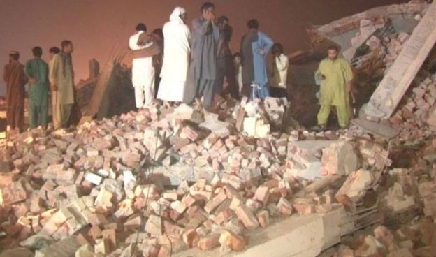 Runął dach fabryki w Pakistanie. Jest wielu zabitych, pod gruzami wciąż są ludzie