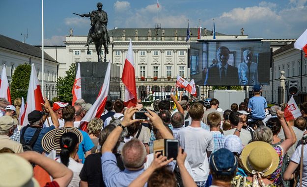 Ratusz: pomnik smoleński nie stanie przed Pałacem Prezydenckim