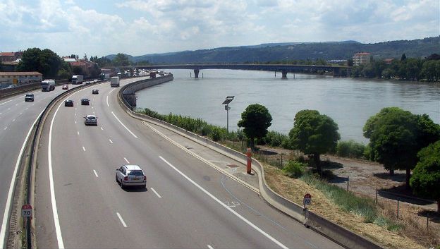 Jechali na rodzinne wakacje. Zostawili trzyletnią córkę na parkingu