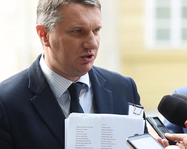 Partia KORWiN złożyła w kancelarii premiera 30 tys. podpisów przeciw przyjmowaniu uchodźców