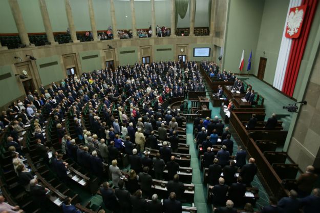 Najnowszy sondaż: PiS będzie rządzić samodzielnie, pięć partii w Sejmie