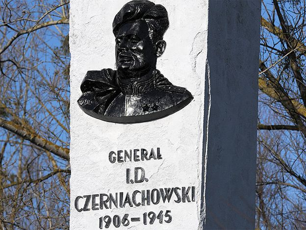 Władze Pieniężna przekażą Rosji popiersie gen. Czerniachowskiego
