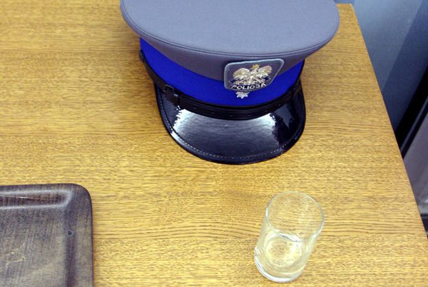 Wódka leje się w komendzie? Policja walczy z alkoholizmem w swoich szeregach