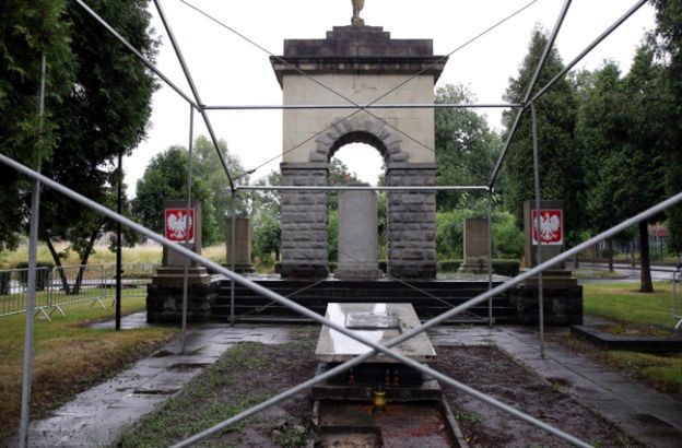 Rozebrano pomnik czerwonoarmistów w Nowym Sączu