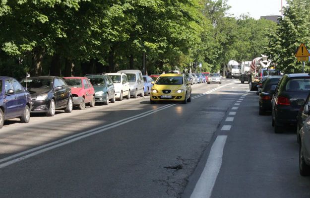 Trudna sytuacja parkingowa na osiedlu Podwawelskim w Krakowie