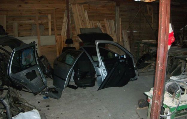 Policjanci rozbili grupę przestępczą z Dolnego Śląska. Mężczyźni zajmowali się kradzieżami aut