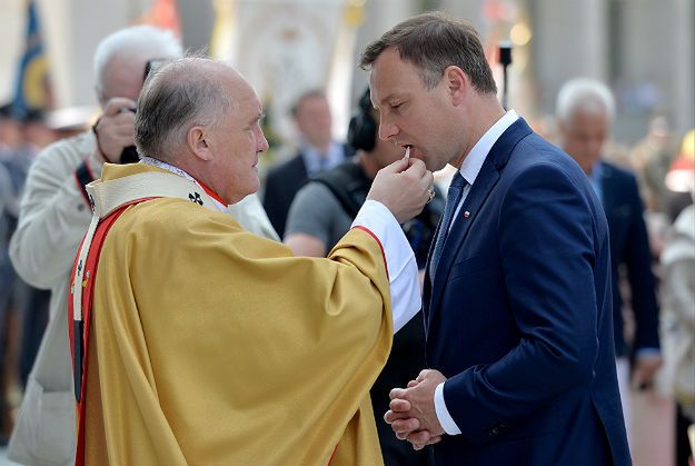 Czy Andrzej Duda mógł podnieść hostię? Biskup wyjaśnia