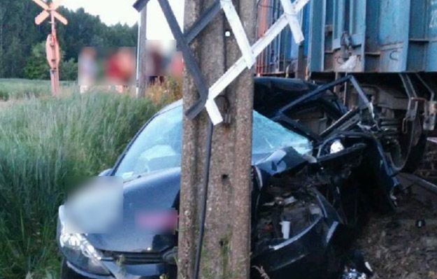 Podbiegli do zaklinowanego auta i odciągnęli kobietę. Chwilę później auto staranował pociąg