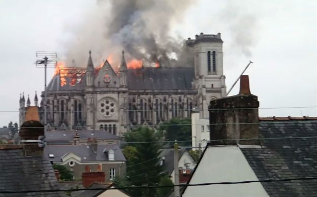 Gigantyczny pożar w Nantes. Spłonął dach bazyliki