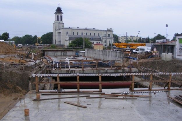 Kiedy skończą budowę tunelu pod torami na Dębcu? Bukmacherzy przyjmują zakłady