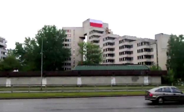 Ogromna biało-czerwona flaga na budynku należącym do ambasady Rosji