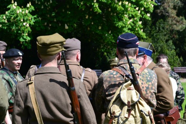 Aktorzy w dawnych mundurach. Rekonstrukcje to ciągle spora atrakcja