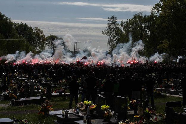 Ostatnie pożegnanie kibica w Knurowie. Tłum spokojnie oddał cześć zmarłemu