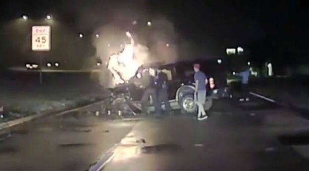 Policjanci z Teksasu uratowali kierowcę z płonącego auta