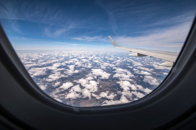 Okno samolotu lecącego z Gdańska wypadło na pasażera podczas lądowania w Londynie