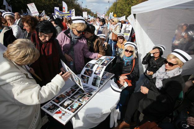 Biały protest przed kancelarią premiera w Warszawie