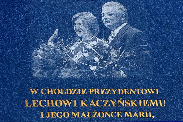 Błąd ortograficzny na tablicy upamiętniającej katastrofę smoleńską w Ostrowie Wielkopolskim