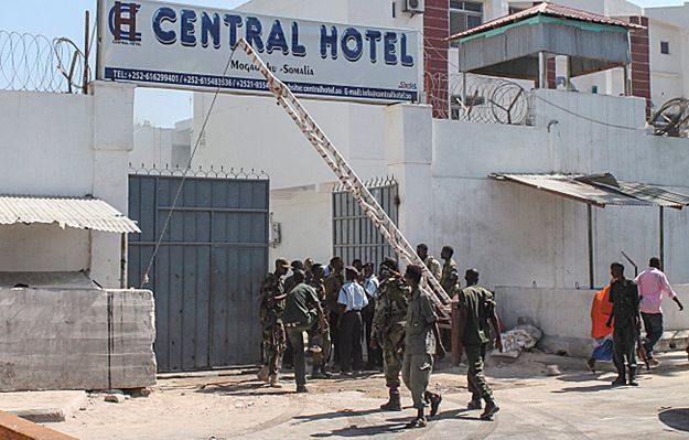 Liczba ofiar zamachu na hotel w Mogadiszu wzrosła do 25