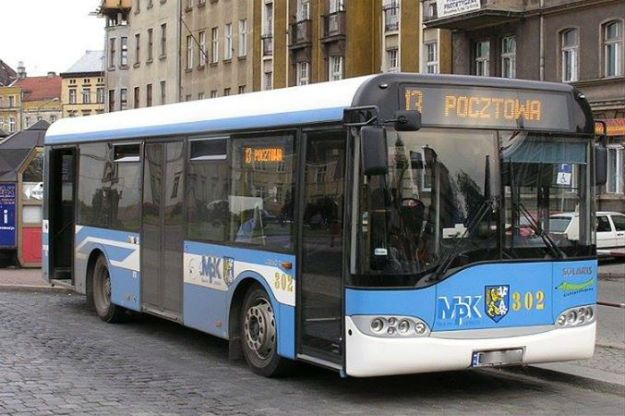 Nabożeństwo w miejskim autobusie. Oryginalny pomysł duszpasterza z Legnicy