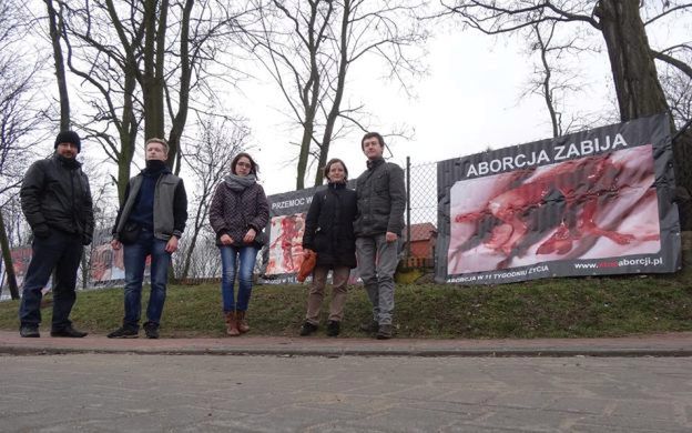 Przy kościele w Kicinie wiszą szokujące plakaty antyaborcyjne