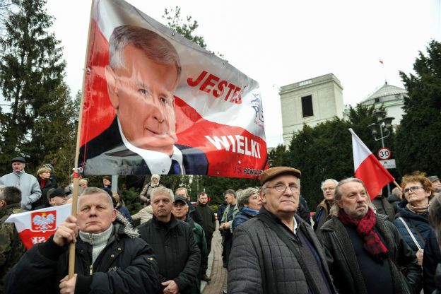 Manifestacja poparcia dla rządu przed Sejmem: jeden z jej uczestników zaatakował posła PO
