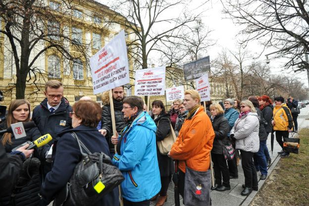 Żony górników protestowały przed kancelarią premiera. Beata Szydło nie spotkała się z kobietami