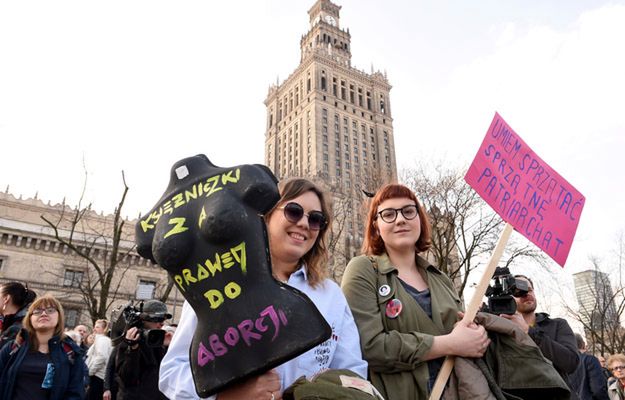 "Aborcja na żądanie bez przepraszania". XVIII Manifa przeszła ulicami Warszawy