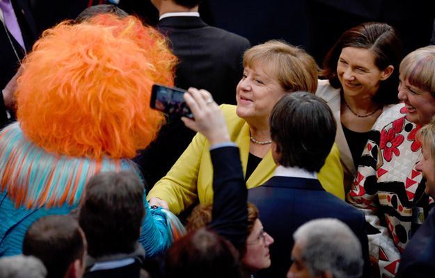Angela Merkel i nowy prezydent Niemiec Frank Walter Steinmeier w objęciach drag queen