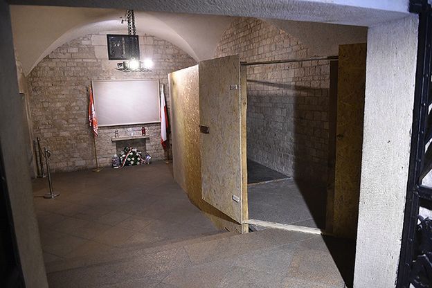 Ekspresowe prace nad sarkofagiem Lecha i Marii Kaczyńskich na Wawelu