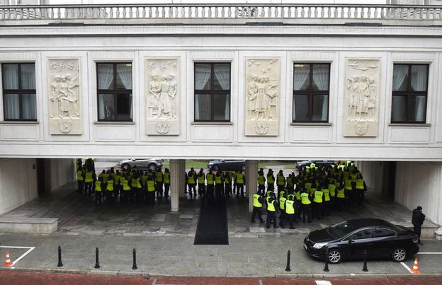 Szef MSWiA: policja zostanie przed Sejm dopóki będzie zagrożenie