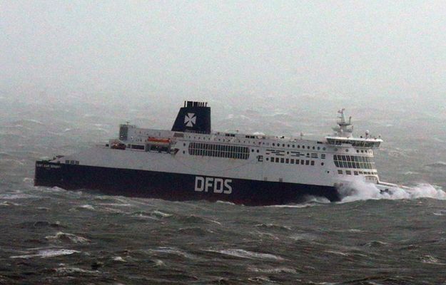 Zderzenie statku cargo i barki na kanale La Manche, ewakuacja załogi