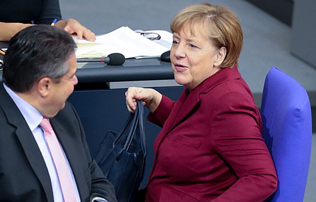 Angela Merkel broni swoich decyzji. Ale chce zaostrzyć prawo deportacyjne