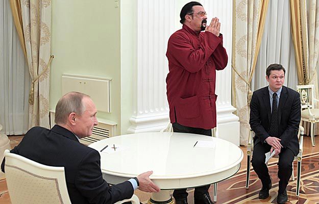 Władimir Putin wręczył na Kremlu rosyjski paszport Stevenowi Seagalowi