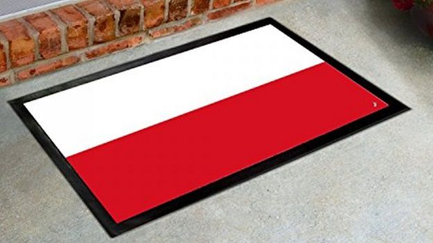 Doniesienie do prokuratury ws. polskich flag-wycieraczek