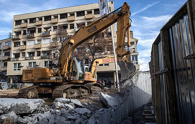 Kosowo: usunięto mur w Kosovskiej Mitrovicy